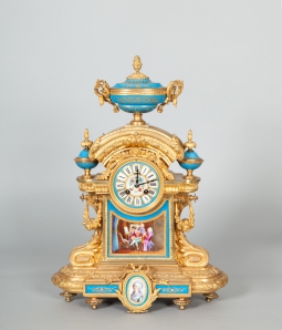 Каминный часы «За мольбертом» (Франция), Севрская фарфоровая мануфактура